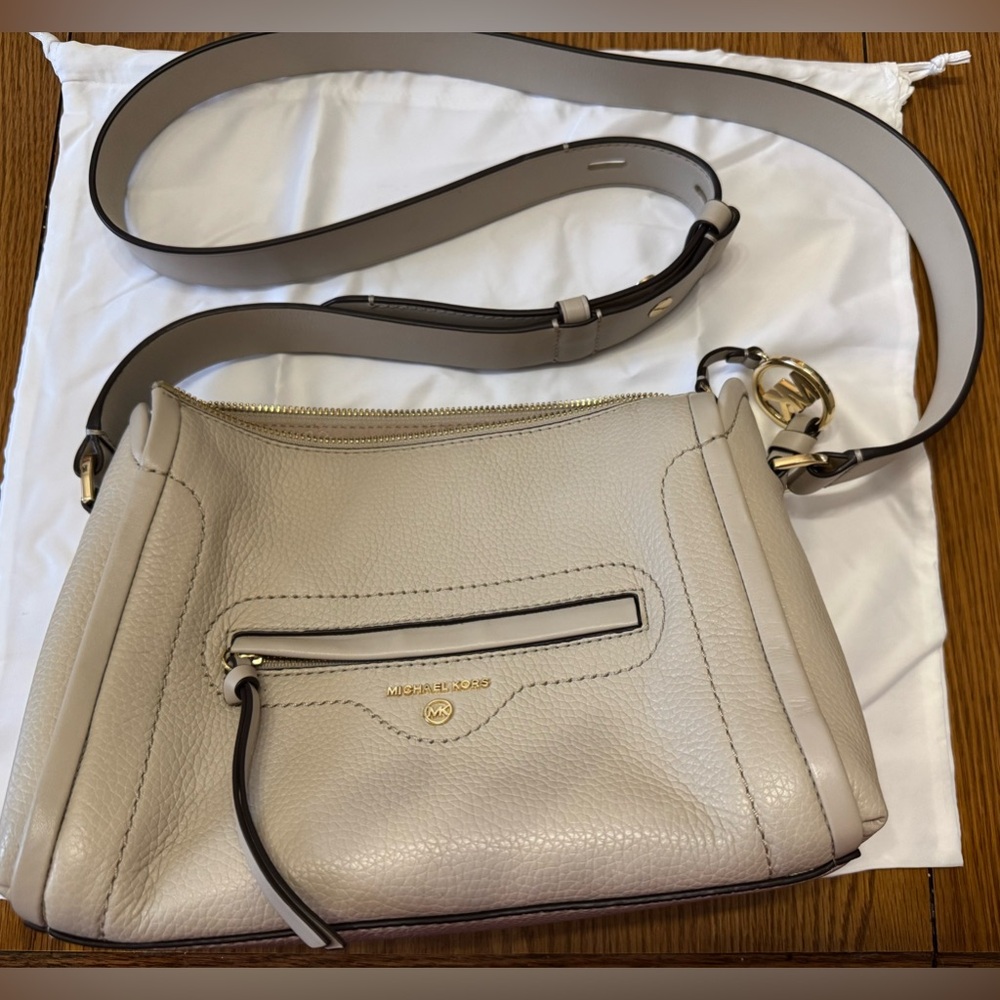 NWT! Micheal Kors Carine Tan/Sand Shoulder bag.  Cute!!